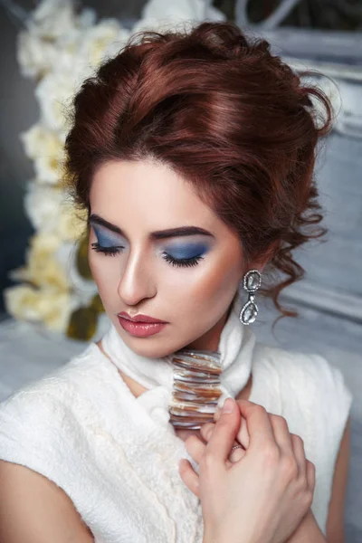 Elegant Girl Bright Makeup Hairstyle — Stock Photo, Image