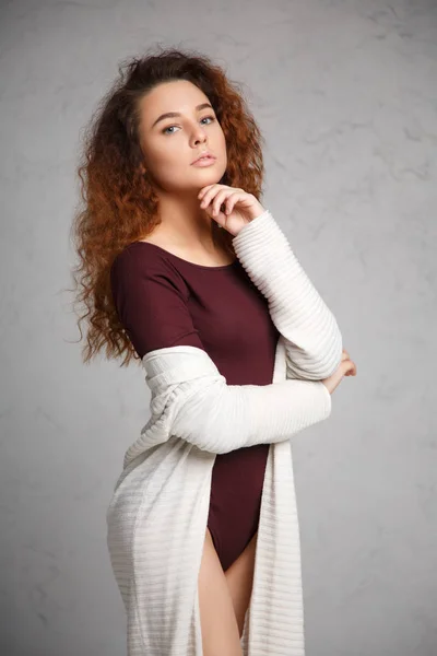 Retrato Niña Pelirroja Cárdigan Cuerpo Sobre Fondo Gris — Foto de Stock