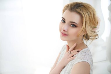 Sevimli sarışın gelin güzellik portreleri.