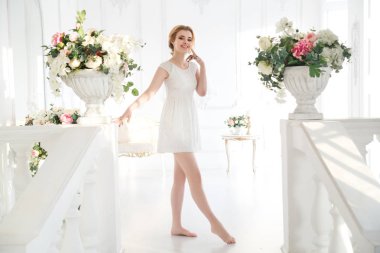 Tam büyüme bir ışık ciddi iç kısa bir elbise güzel neşeli gelin.