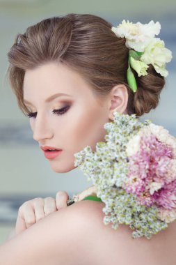 Bir buçuk güzel bir gelin portresi omzunda bir buket ile açmak