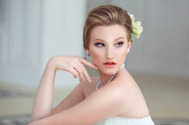 Güzel saç modeli ile güzel gelin portresi