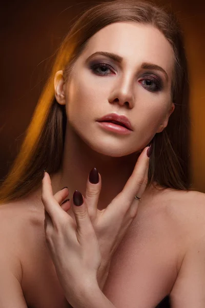 Misterioso Retrato Belleza Una Mujer Elegante Con Pelo Largo Liso —  Fotos de Stock