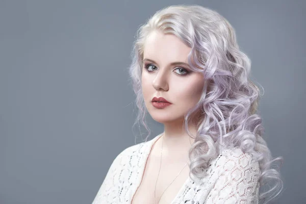 Simli bukleler gri bir arka plan üzerinde izole zarif bir sarışınla Güzellik Portresi.