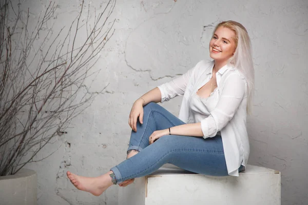 Pretty Joyful Blonde Woman Sits Large Size Gray Background Full — Stock Photo, Image