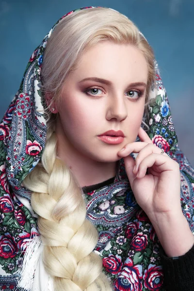 Retrato Una Hermosa Chica Escultural Bufanda Pintada Sobre Fondo Nublado — Foto de Stock