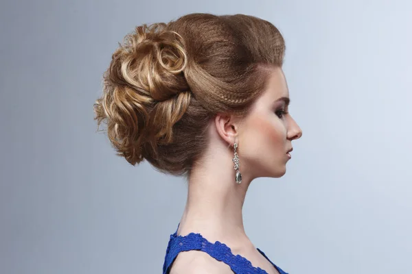 Retrato Beleza Uma Menina Bonita Com Penteado Elegante — Fotografia de Stock