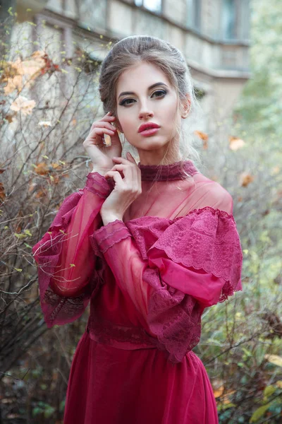 Портрет Красивой Женщины Бордовом Винтажном Платье Осеннем Парке — стоковое фото
