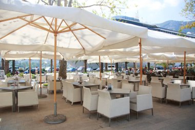 Kotor, Karadağ Beyaz şemsiye altında açık hava kafe.