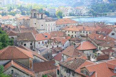 Kotor, Karadağ tarihi kentin kiremitli çatıları üstten görünüm.