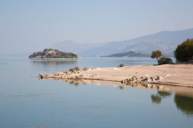 Sandy Cape göl Skodar, Karadağ kıyısında.
