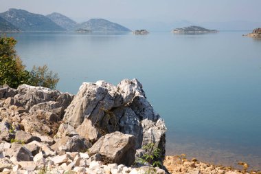 Lake Skodar, Karadağ kıyısında taş.