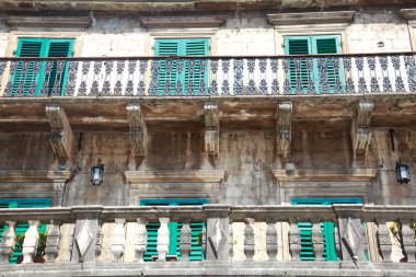 Eski cephe panjurları pencereler ve balkon ile Ortaçağ bir yapının.