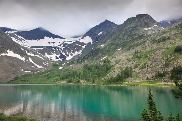 Limpar Lago Montanha Dia Nublado Altai — Fotografia de Stock