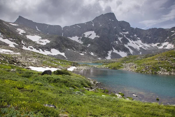 Paisagem Montanhosa Com Lago Sibéria Altai — Fotografia de Stock