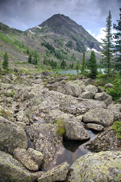 Highland Lake surrounded by cliffs, Altai, Siberia. — Stock Image Highland Lake Surrounded Cliffs Altai Siberia Stock Picture