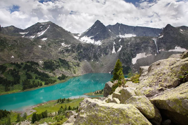 Highland Lake surrounded by cliffs, Altai, Siberia. — Stock Image Highland Lake Surrounded Cliffs Altai Siberia Stock Picture