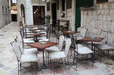 Eski Ortaçağ şehrin küçük bir sokak kafe.