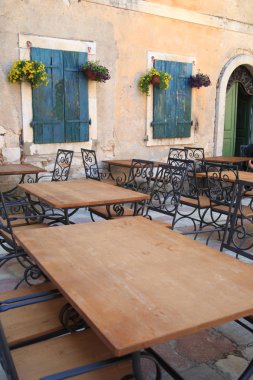 Eski Ortaçağ şehir içinde rahat bir sokak kafe.