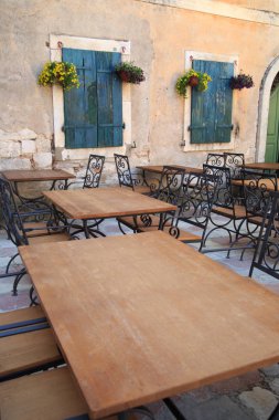 Eski Ortaçağ şehir içinde rahat bir sokak kafe.