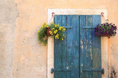 Panjurları eski ortaçağ şehir içinde pencere eşiği ile duvar.