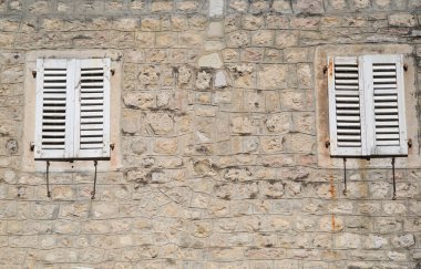 Taş duvar ile eski şehir, Karadağ, Kotor içinde pencere eşiği.