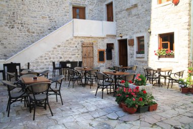 Eski Ortaçağ şehrin küçük bir sokak kafe.