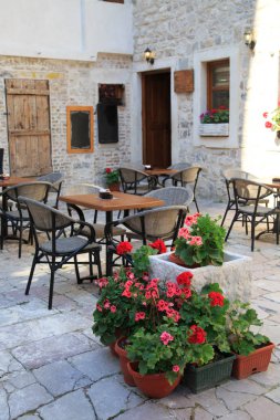 Eski Ortaçağ şehrin küçük bir sokak kafe.