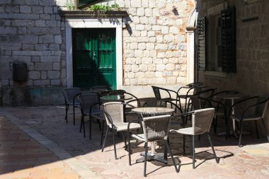 Eski Ortaçağ şehrin küçük bir sokak kafe.