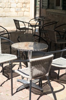 Eski Ortaçağ şehrin küçük bir sokak kafe.