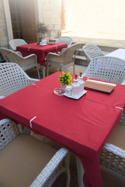 Eski Ortaçağ şehrin küçük bir sokak kafe.