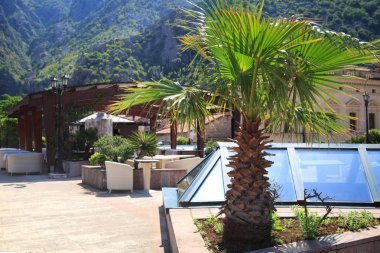 Dağlar, Kotor, Karadağ arka planda açık yaz kafeler.