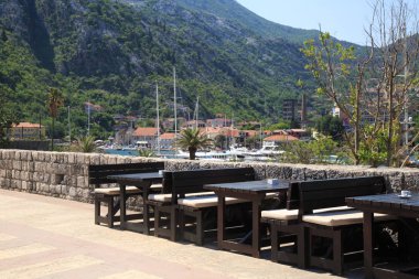Dağlar, Kotor, Karadağ arka planda açık yaz kafeler.