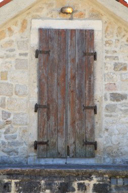 Taş duvar eski şehir, Karadağ, Kotor bir kapı ile.