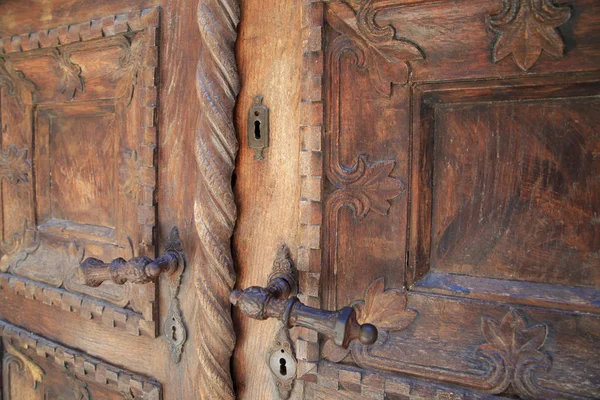 Fragmento Uma Porta Madeira Esculpida Cidade Velha Montenegro Kotor — Fotografia de Stock