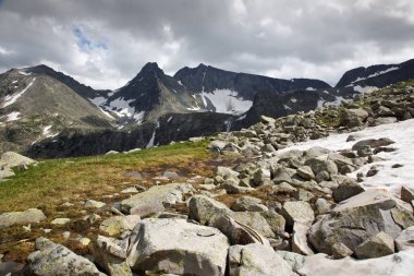 Dağ manzarası ile bulutlar, altay kasvetli zirveleri ile vadideki bir göl.