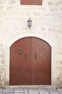 Taştan bir duvar eski ahşap kapı.