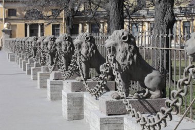 Bir grup heykel bir zincir onların dişler, St. Petersburg tutan aslanlar şeklinde.