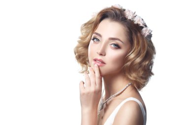 Dalgalar ve beyaz arka plan üzerinde izole makyaj düzenleme ile tatlı bir sarışın portresi güzellik.