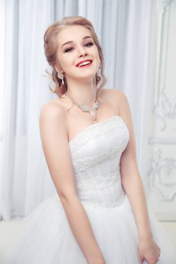 Soutache kolye ile mutlu gülen gelin.