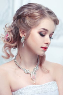 Sarışın saçlı güzel bir gelin portresi.