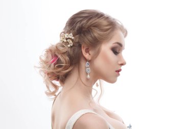 Çok güzel bir gelin beyaz arka plan üzerinde izole Güzellik Portresi.