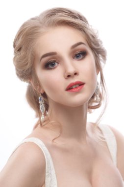 Çok güzel bir gelin beyaz arka plan üzerinde izole Güzellik Portresi.