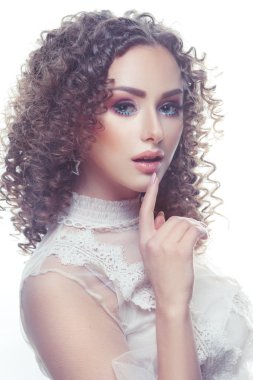 Güzellik moda portre afra-bukleler içinde yüksek bir anahtar ile güzel bir kız.