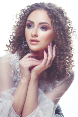 Güzellik moda portre afra-bukleler içinde yüksek bir anahtar ile güzel bir kız.