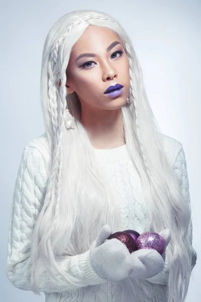 Retrato Beleza Uma Bela Menina Asiática Com Cabelos Brancos Longos — Fotografia de Stock