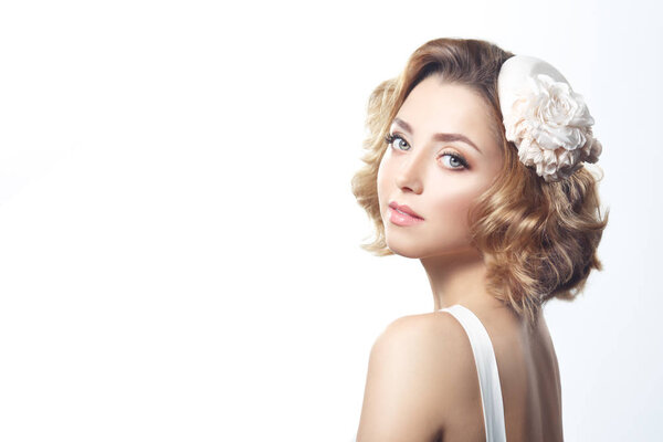 Красивый портрет симпатичной блондинки с раскладкой волн и макияжем на белом фоне
.