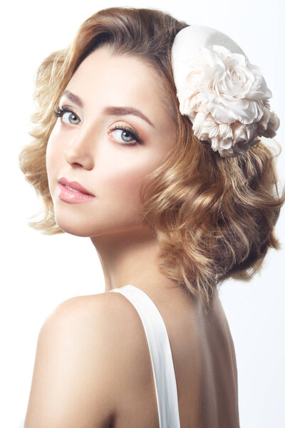 Красивый портрет симпатичной блондинки с раскладкой волн и макияжем на белом фоне
.