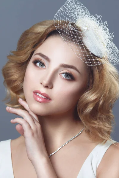 Schönheit Porträt Einer Glücklichen Braut Einem Schönen Vintage Hut Mit — Stockfoto