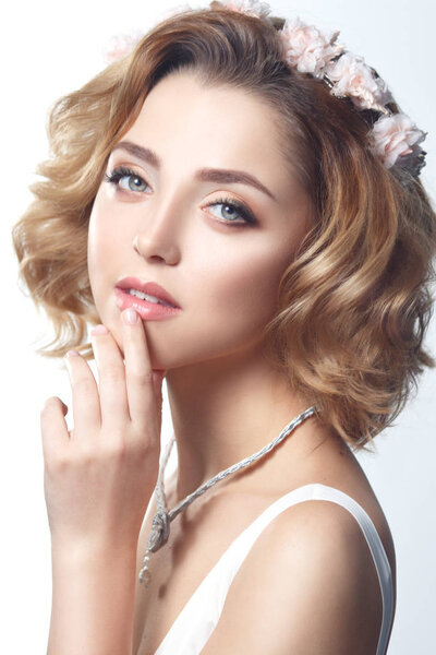 Красивый портрет симпатичной блондинки с раскладкой волн и макияжем на белом фоне
.